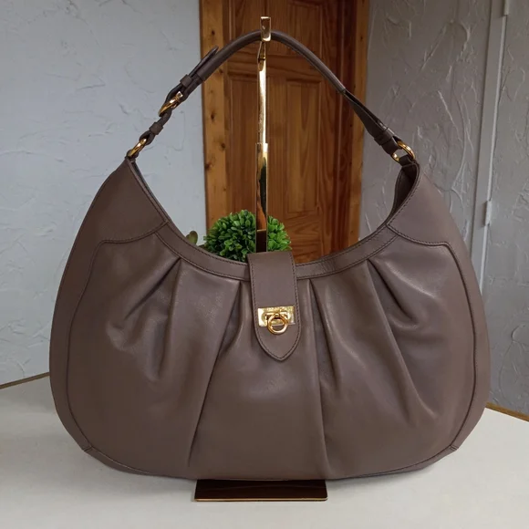 Salvatore Ferragamo, Roxanne Leather Hobo, Gold tone Gancini Hardware - Picture 2 of 14